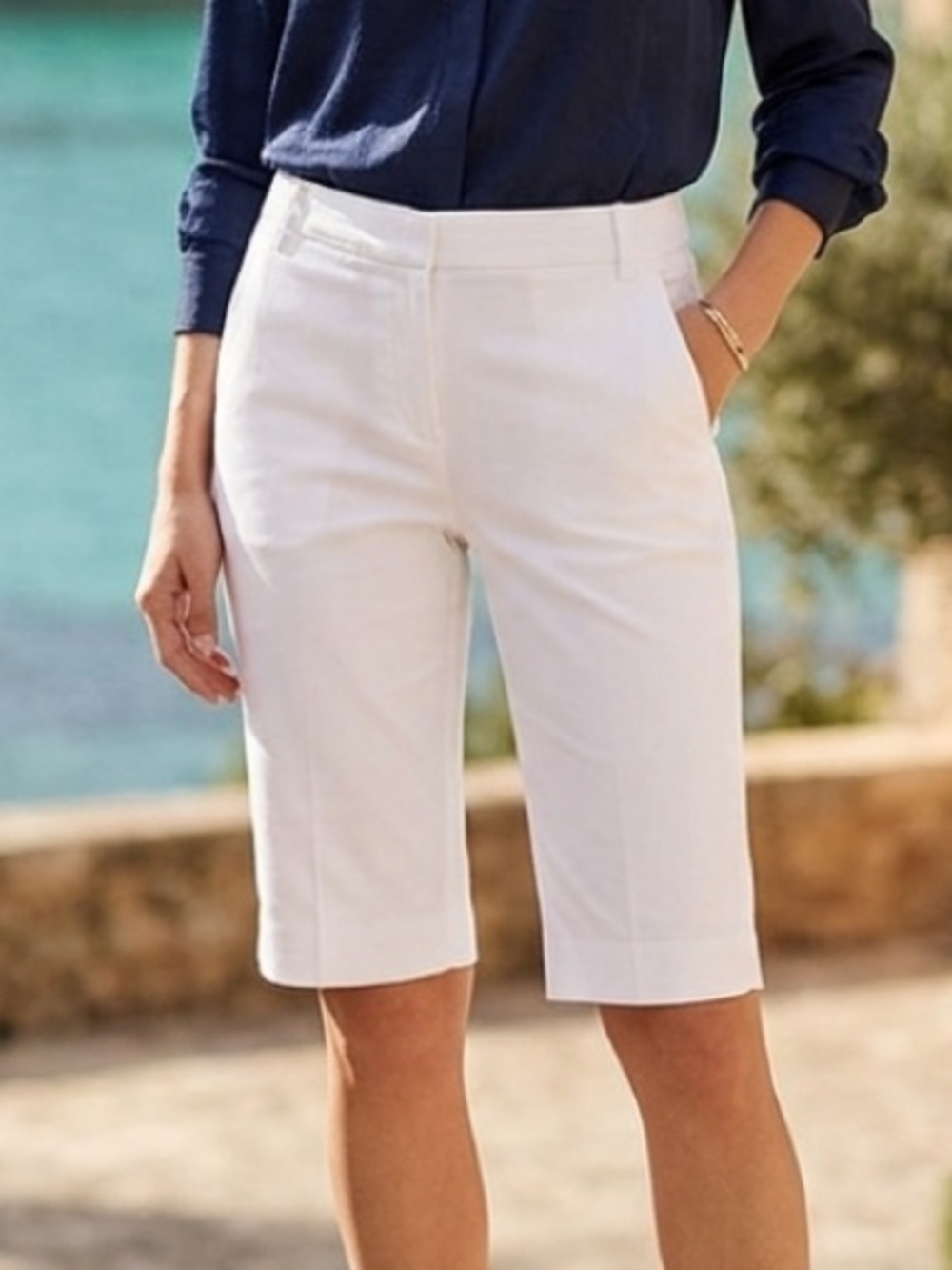 Vince Bermuda Shorts
Women's Size 6 White Cotton/Linen Stretch Flat Front Chino
